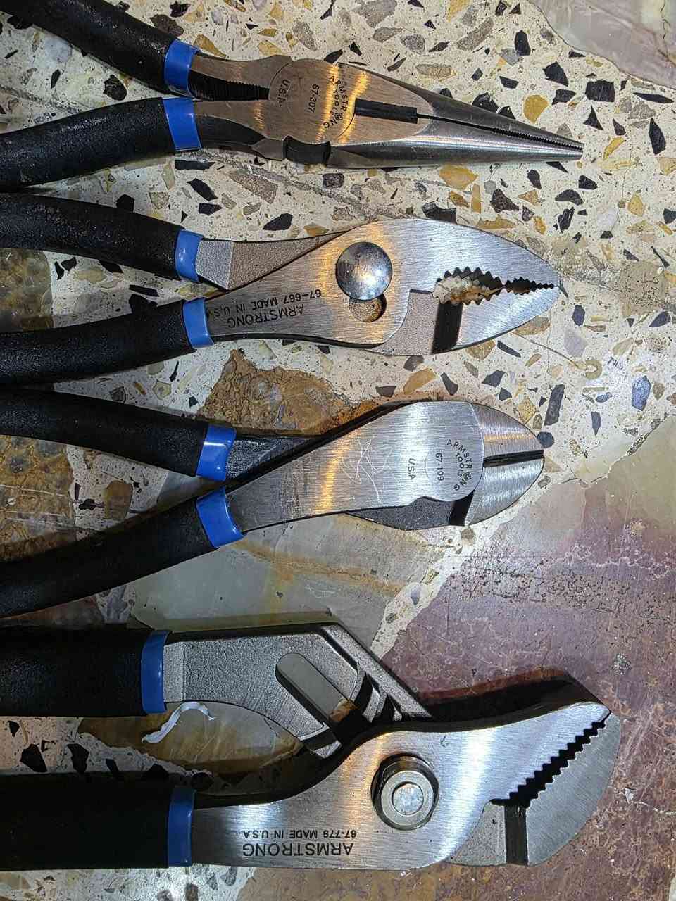 ماركه ارم سترونك كتر وبلايس ولاويه ولقلق السعر ٧٥ الف
تــ
***********
***********
