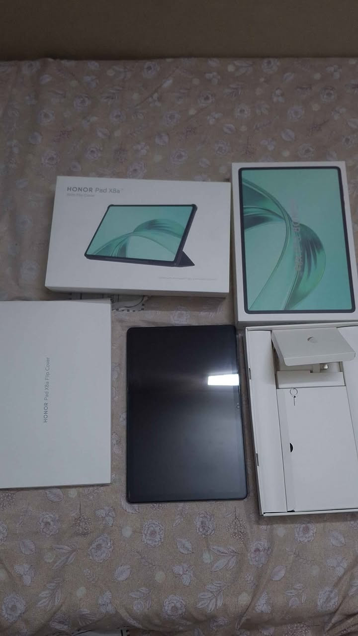 المواصفات الرئيسية
الشاشة: 11 بوصة IPS LCD
الدقة: 1920 × 1200 (FHD+)
معدل التحديث: 90Hz 
المعالج: Qualcomm Snapdragon 680 ثماني النواة 
النظام: Android 14 مع MagicOS 8.0 
الذاكرة: تتوفر نسخ 4GB RAM مع 64GB أو 128GB تخزين، وبعض الأسواق تعرض 4GB + 4GB RAM Turbo و128GB تخزين 
الكاميرا الخلفية: 5 ميجابكسل
الكاميرا الأمامية: 5 ميجابكسل 
البطارية: 8300mAh 
الصوت: 4 سماعات (Quad Speakers) مع HONOR Histen 
الاتصال: Wi-Fi مزدوج النطاق، Bluetooth 5.1، USB-C، OTG 

الوزن: حوالي 495 غرام
السماكة: 7.25 ملم بغداد, العراق


**إذا كنت صاحب هذا الإعلان وتريد حذفه لأي سبب، رجاءا أرسل رسالة إلى الدعم الفني**