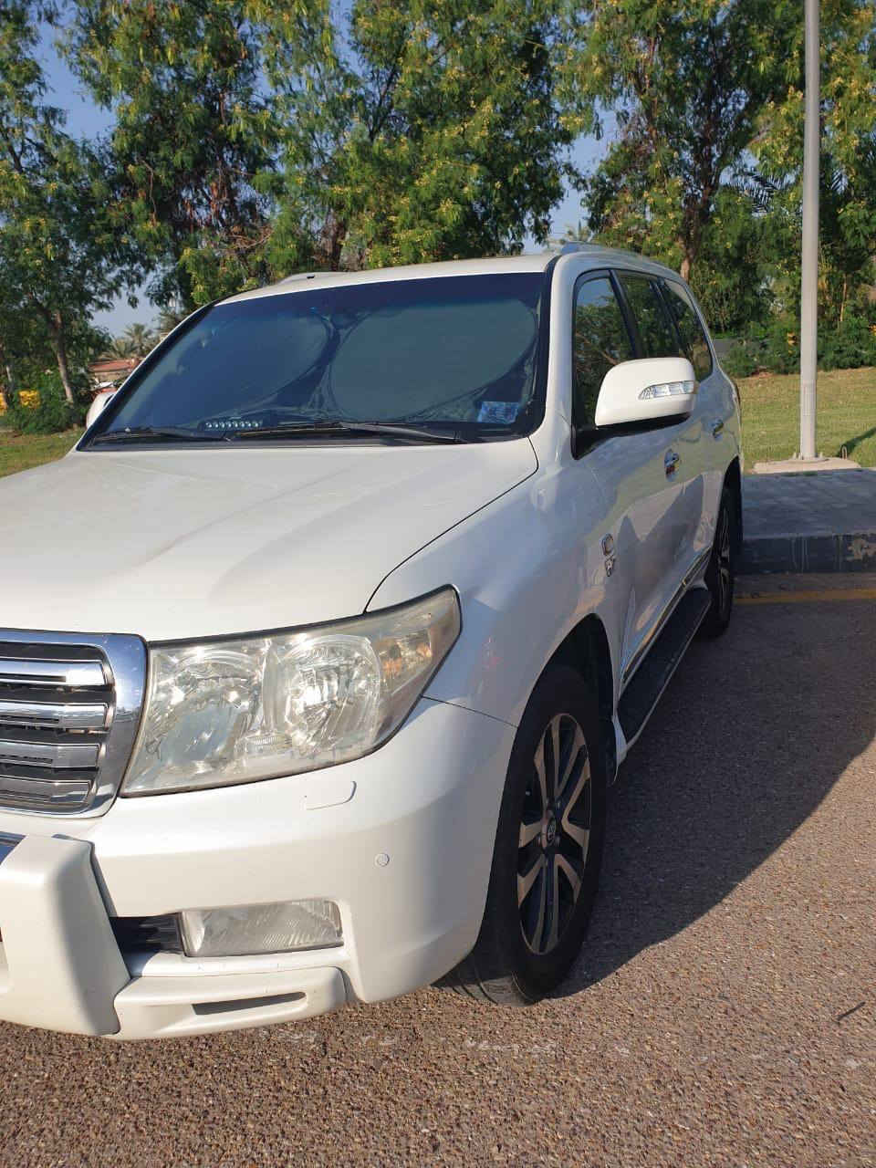 تحيه طيبه السلام عليكم ورحمة
لاندكروزر بيضاء اللون. 
موديل 2010 بغداد. GXR
6 سلندر 
 الرقم الدولي الجديد. بأسمي. 
ماشية تقريبا 143000كم .
سلايد 
ويل كب كروم 
 
حساس امامي خلفي.
زراكات لايت  
مكفولة من الصبغ والتبديل .
فقط ربع من الدعامية الخلفية .
ورصعة خفيفة بالصندوق الخلفي. 
بغداد 
السعر 295 ورقه وبيها مجال 
اي استفسار 
***********
مكان بغداد الدورة
