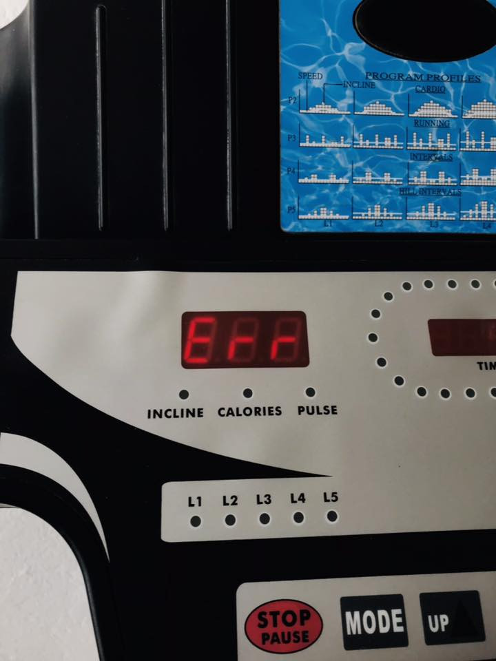 مرحبا
جهاز رياضي جري مشي نوعيته واضحه بل فيديو 

فجئه وكف وحده ماعرف شنو نوعيته ابيعه ع هاذه وضعه السعر ٢٠٠ وبي مجال قليل مكاني ديوانية للشراء ***********
