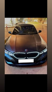 BMW. 330 I. 2021  لون مميز.  اكس درايف   ماشيه 40 الف  حادث جاملغ وبني...