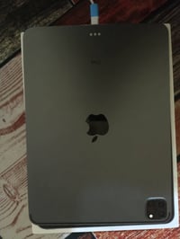 ايباد M1 • ١٢٨ • خطوط بالشاشة