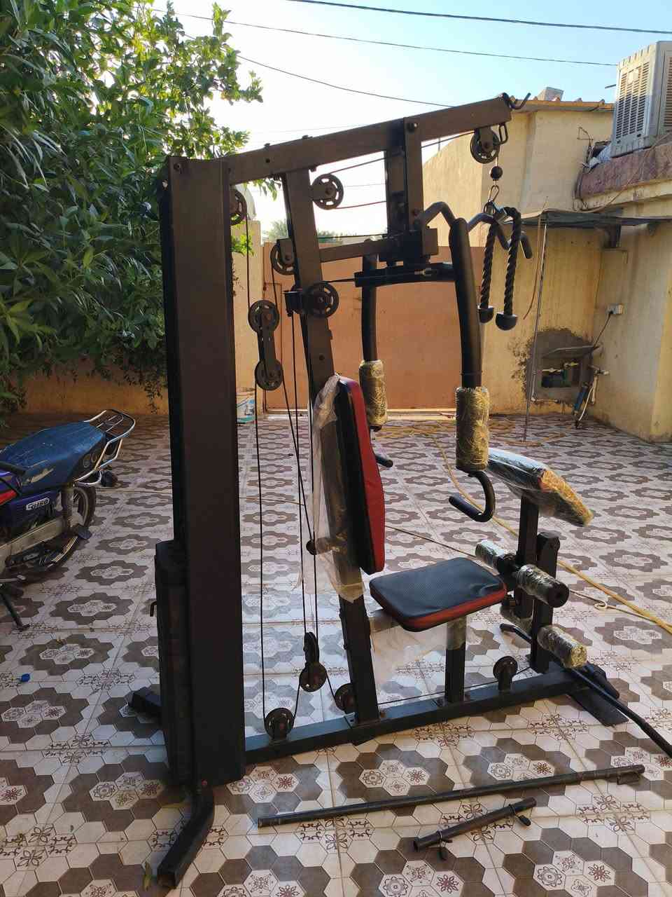 جهاز تمارين  عباره عن قاعه متكامله 
اكثر من 15 تمرين 

اخوان الجهاز اخو الجديد ما مستخدم هواي 
السعر 200الف وبي مجال قليل لشراي 
***********
