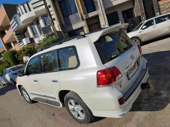 لاند كروز 2015 ساز خليجيه..
مكفوله من الصبغ والتبديل والفتح.. اي سونر يعجبك
فتحة سلايد.. 
بصمه.. تشغيل عن بعد..
لايت زنون.. سكن اصفر ولايت ثلجي بلاد..
جام يصعد اتو ويه التقفيل.. 
تخم تاير جواها مصارلي فتره شادهن بهذه الموسم تخم جديد..
كشنات مخمل والسايق فول كهرباء.. 
ماشيه 86 السياره قديمه عندي استخدامي قليل الها 
محرك 6 سلندر.. 
السياره مكينه وكير وتبريد وتدفئه ممفتوح بيه برغي كفاله وعلى ايدي وين يعجبك افحص.. 
رقم وسنويه باسمي شخصيآ قبل فتره مجددهن 
الكشنات الوره محد كاعد بيهن.. 
مكاني بغداد الكرخ حي الاعلام 
 السعر ب 40 و700
يعني 4 شدات و700.. 
وبيه شي بسييط للطيبن 
هذه رقمي. ***********.
