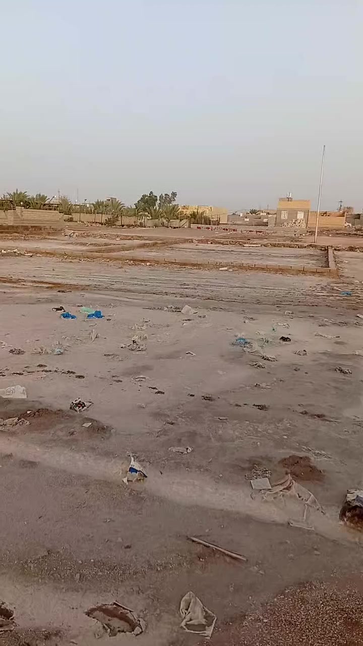 قطعة ارض زراعيه ٢٠٠ بالصخين شارع صاحب العصر والزمان مقابل السيطرة القديمة.  بنص السكن كهرباء وماء وسحب وبراس الشارع مجاري والشراي يتصل ***********
