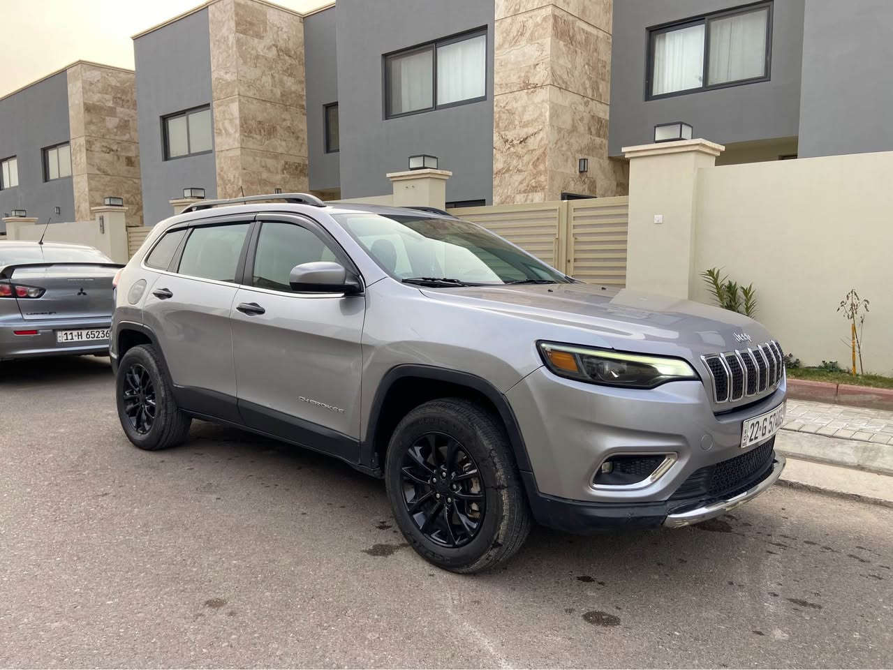 السلام عليكم 
جيب شيروكي (بزون )موديل 2019 
محرك 4 سلندر 2400 
 مواصفات لاتتيود بلس 
بصمة وتشغيل عن بعد 
هاند بريك بصمة 
فور ويل 
مقاعد جلد 
شاشة وسط 
كرسي كهرباء 
تحكم ستيرن جهتين 
كروس سرعة 
وتحكم صوت واندرويد وكار بلي 
لايت زينون مع ليد نهاري 
السيارة عليها ادامة كاملة ومتعوب عليها سيارة مابيها اي نقص صدر امامي جديد تخم تاير جديد باتري جديد نوزلات وكالة جدد دسكات جديدة .
السيارة ماشي 82 الف ميل  
رقم اربيل باسمي  
حادثها صفحة الراكب جاملغ وبابين وبدون ايرباك السيارة بدون اي ايرباك كلها سليمة حادث سطحي وصور الحادث موجودة ..بجم كبس بلادي 
السعر 13200$ ورقة وبي مجال  
موجودة في بغداد
هاتف : *********** بغداد, العراق
