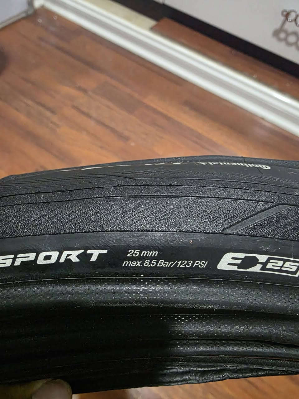 کوردی عەرەبی

**تایەی لێخوڕینی سەرجادە (Road Bike Tires) لە براندی بەناوبانگی کۆنتینێنتال بۆ فرۆشتن!** 🚴‍♂️🔥
ئەگەر بەدوای خێرایی، خۆڕاگری، و ئەدایەکی بەرزدا دەگەڕێیت بۆ پاسکیلەکەت، ئەم تایانە باشترین هەڵبژاردنن بۆ ڕاهێنان و لێخوڕینی ڕۆژانە.
**تایبەتمەندییەکان:**
 * **براند:** Continental (کۆنتینێنتال ئەڵمانی)
 * **مۆدێل:** Ultra Sport III
 * **قەبارە:** 25mm (25-622 / 700x25C)
 * **ئاستی پەستان:** زۆرترین 8.5 Bar / 123 PSI
 * **تایبەتمەندی E-25:** گونجاوە بۆ پاسکیلی کارەبایی ڕێگاوبانیش (E-Bikes).
 * **دۆخ:** نوێ و بەکارنەهاتوو (بەستراوە)، بەرزترین کوالیتی و گرپ (Grip) ی نایاب لەسەر جادە.
تایەیەکی خێرا و کێش سووک بە دیزاینێکی نایاب بۆ کەمکردنەوەی لێکخشاندن و زیادکردنی خێرایی
بۆ زانینی نرخ و زانیاری زیاتر لەکۆمێنت داوابکە یان نامە بۆ پەیج بنێرە
گەیاندن بەردەستە

**إطارات دراجات هوائية (Road Bike Tires) من الماركة العالمية الشهيرة Continental للبيع!** 🚴‍♂️🔥
إذا كنت تبحث عن السرعة، المتانة، والأداء العالي لدراجتك، هذه الإطارات هي الخيار الأمثل للتمارين والقيادة اليومية.
**المواصفات:**
 * **الماركة:** Continental (كونتيننتال)
 * **الموديل:** Ultra Sport III
 * **المقاس:** 25mm (25-622 / 700x25C)
 * **مستوى الضغط:** حد أقصى 8.5 Bar / 123 PSI
 * **ميزة E-25:** متوافقة أيضاً مع الدراجات الكهربائية الخاصة بالطرق.
 * **الحالة:** جديدة تماماً وغير مستخدمة، توفر أعلى درجات الجودة والتماسك (Grip) على الطريق.
إطارات سريعة، خفيفة الوزن، ومصممة بتقنية تقلل الاحتكاك وتزيد من انسيابية السرعة.
📍 **للسعر ولمزيد من التفاصيل، يرجى مراسلتنا على الخاص (Messenger) أو ترك تعليق.**
توصیل متوفر

#Continental #UltraSport #RoadBike #Cycling #BicycleTires #SuliBike #پاسکیل #تایە #دراجات_هوائية


**إذا كنت صاحب هذا الإعلان وتريد حذفه لأي سبب، رجاءا أرسل رسالة إلى الدعم الفني**