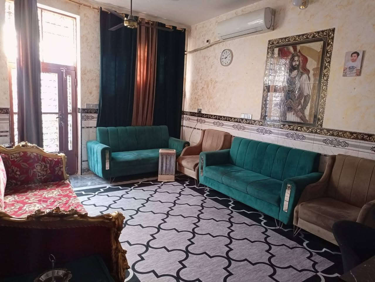 دار للبيع ١٤٠ متر
طابق واحد غرفتين وستقبال ومطبخ وصحيات وبيتونه
مكانه سريدات قديمه نهايه مربع الثالث قريب علشارع
خدمات كامله مي كهرباء
بس بعده مامبلط الشارع
سعر خابر وبيك خير وتدلل
***********
