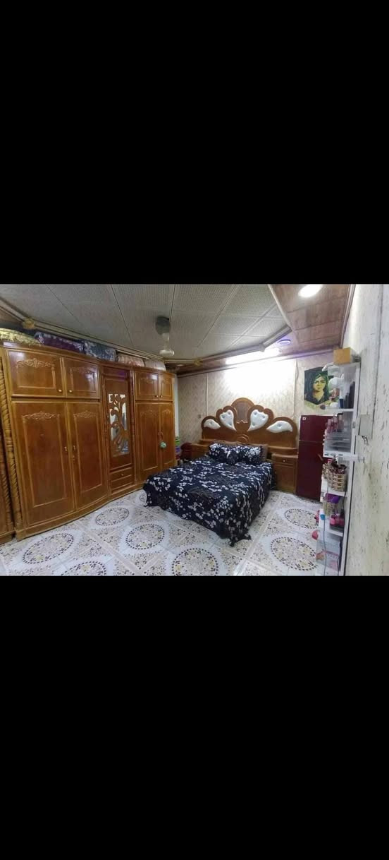 السلام عليكم بيت للبيع حي العسكري الأول ثالث بيت عن الشارع العام قرب مطعم كباب نذير  المساحة 300متر متكون من أربع غرف و ثلاثة مجاميع صحيه حديقه صغيرة استقبال وصاله كبيرة ومطبخ ومشتمل مؤجر***********
