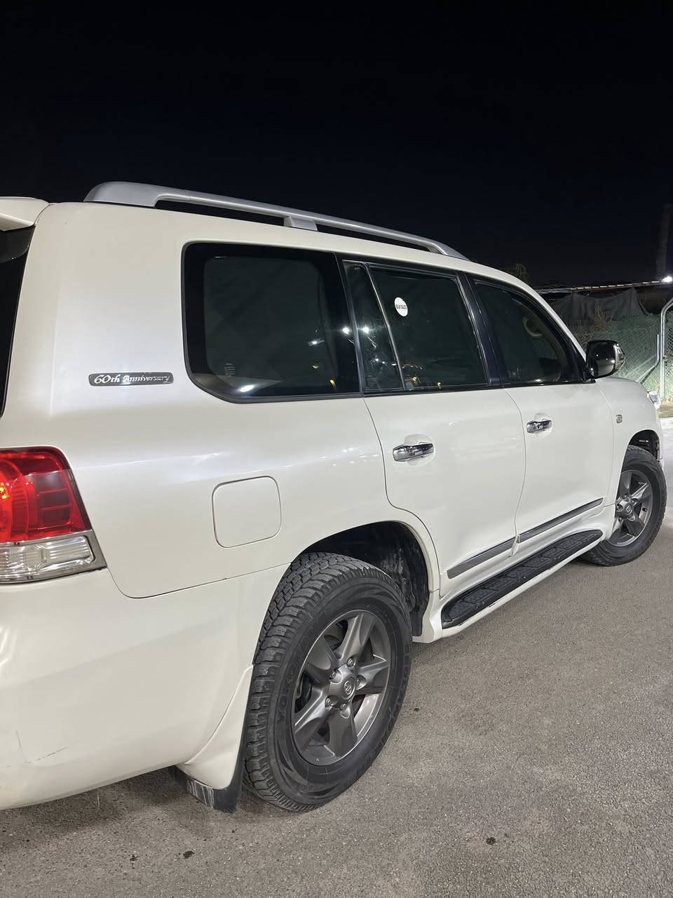 السلام عليكم لاند كروزر 2011  GX.R.  
فتحة
بصمة 
حساسات امامية خلفية
الدواخل جدد 
سعة المكينة  4000 (6v)
السيارة رقم اربيل بأسم كردي

موقع السيارة البلديات حي التجار مقابيل الامن العامة شارع العارضة 
للأستفسار ***********
