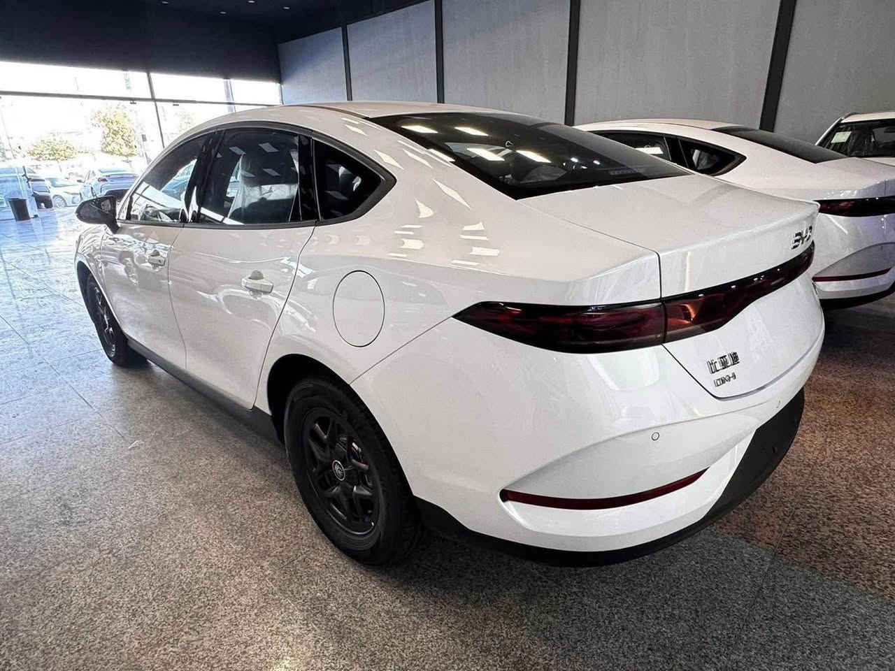 BYD Qin Plus 2025.   سپی ناو زەیتونی
مواصفات.کارەبایی و بەنزین و هایبريد.
بصمة شاشةوكاميرا ویل کەپ.تانکی گەورە 
2100 كم.دەڕوات.تحديدسورعه.لیدڤۆلیۆم 
***********
