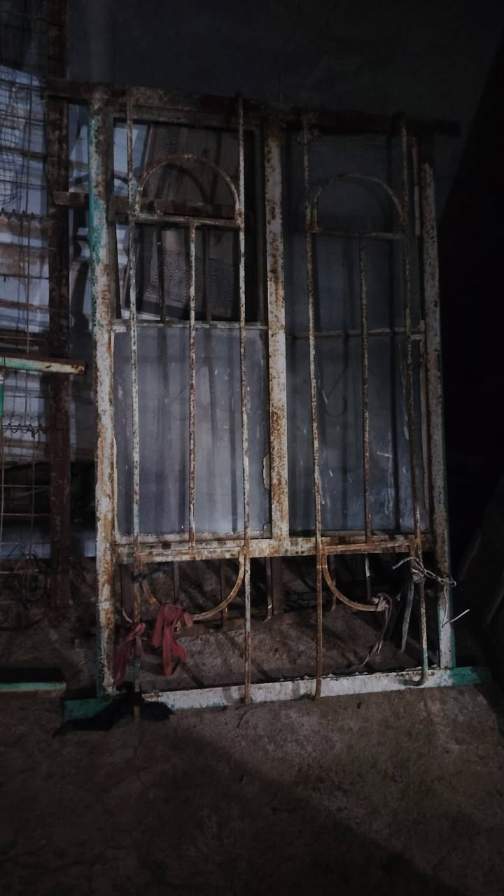 سلام عليكم بيبان ٢ الصلي وشبابيك ٢ هم وهويات ٢ وياهن البيع كلهن ب ١٣٠ وبيها مجال مكاني الكرنه بلي منصور رقمي ***********
