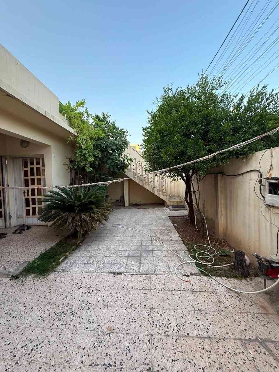 دار للبيع في حي البكر قرب سايدين البكر الرئيسي 
يبعد عن الشارع العام ٢٠ متر شارع صبه 
مساحة العقار ٢١٠ متر واجه ١١ 
الطابق الارضي كراج مطبخ استقبال وهول وغرفتين نوم ومشتملات الطابق الثاني غرفتين نوم ومشتملات ملك صرف 
والتحويل مباشر سعر العقار ١٨٥ قابل للتفاوض للاستفسار مراجعه مكتب قصر الامراء للعقار الكائن في حي البكر شارع الكنيسة مقابل كنيسة تايتنك ***********# ***********# #عقارات_الموصل #الموصل_ام_الربيعين #نينوى_الموصل #المشراق_النور_القادسية_الاعلام #مشاهير_العراق @أبرز المعجبين مكتب قصر الأمراء للعقار
