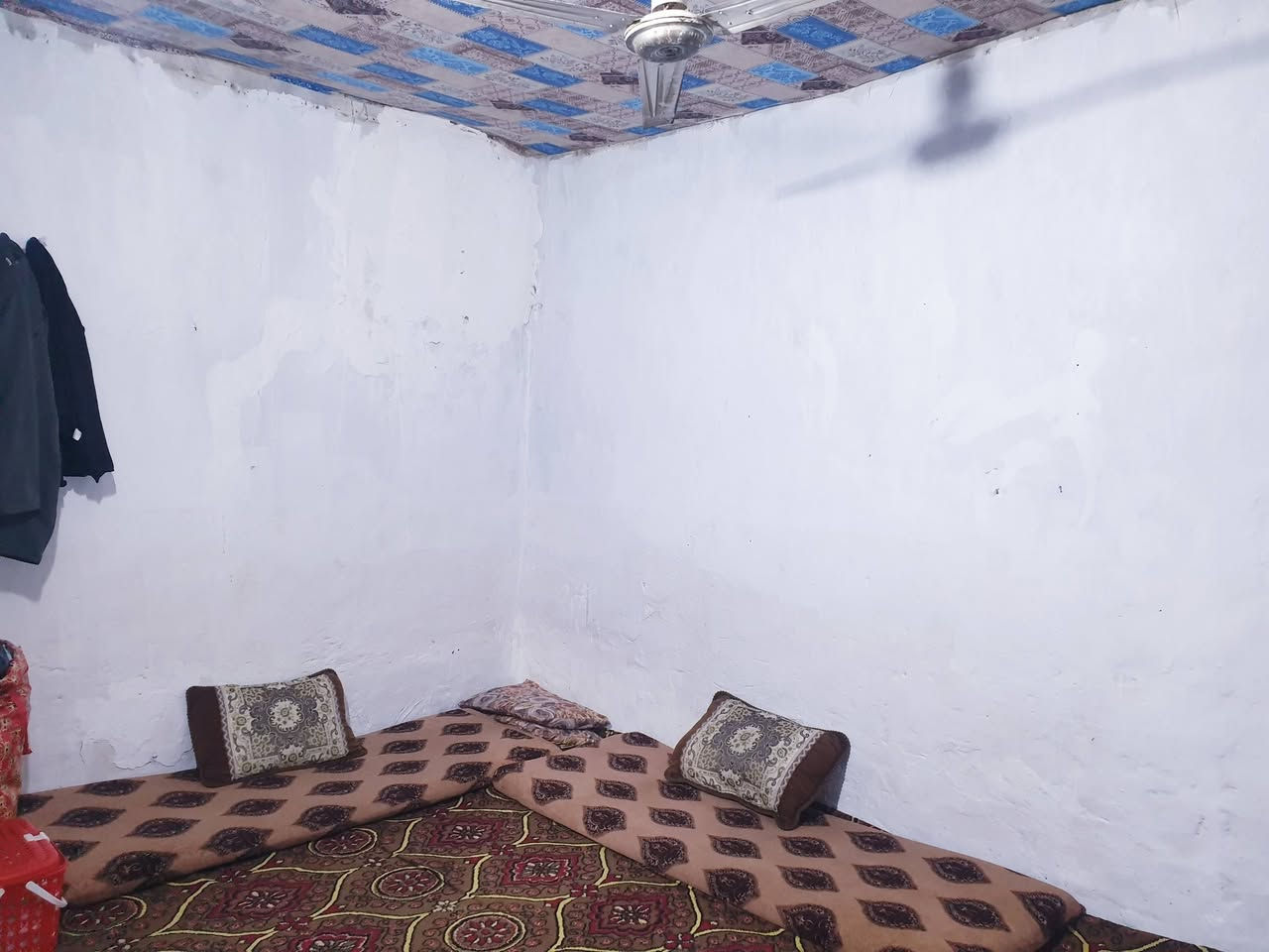 دار للبيع في منطقة العروبة 
المساحة ١٣٢ متر 
استقبال . مطبخ . غرفتين نوم . صحيات 
 للاستفسار  اتصال على الرقم ***********
