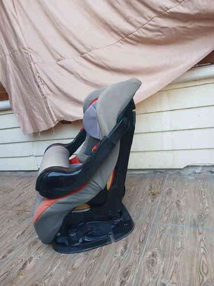 کورسی ناوسەیارە بۆمناڵ لەتەمەنی 4 مانگی بۆ 6 ساڵی ، قایشی بەستنەوەی هەیە ، تایمی خەوی هەیە واتەکورسیەکەی پاڵ ئەخرێ بۆکاتی بۆخەوتن ، زۆر مەزبوتەو هیچ کێشەو عەیبێکی نیە 
سعریشی زۆر گونجاوە قفڵی 20 هەزارە
سلێمانی ، گەیاندن هەیە*********** السليمانية
