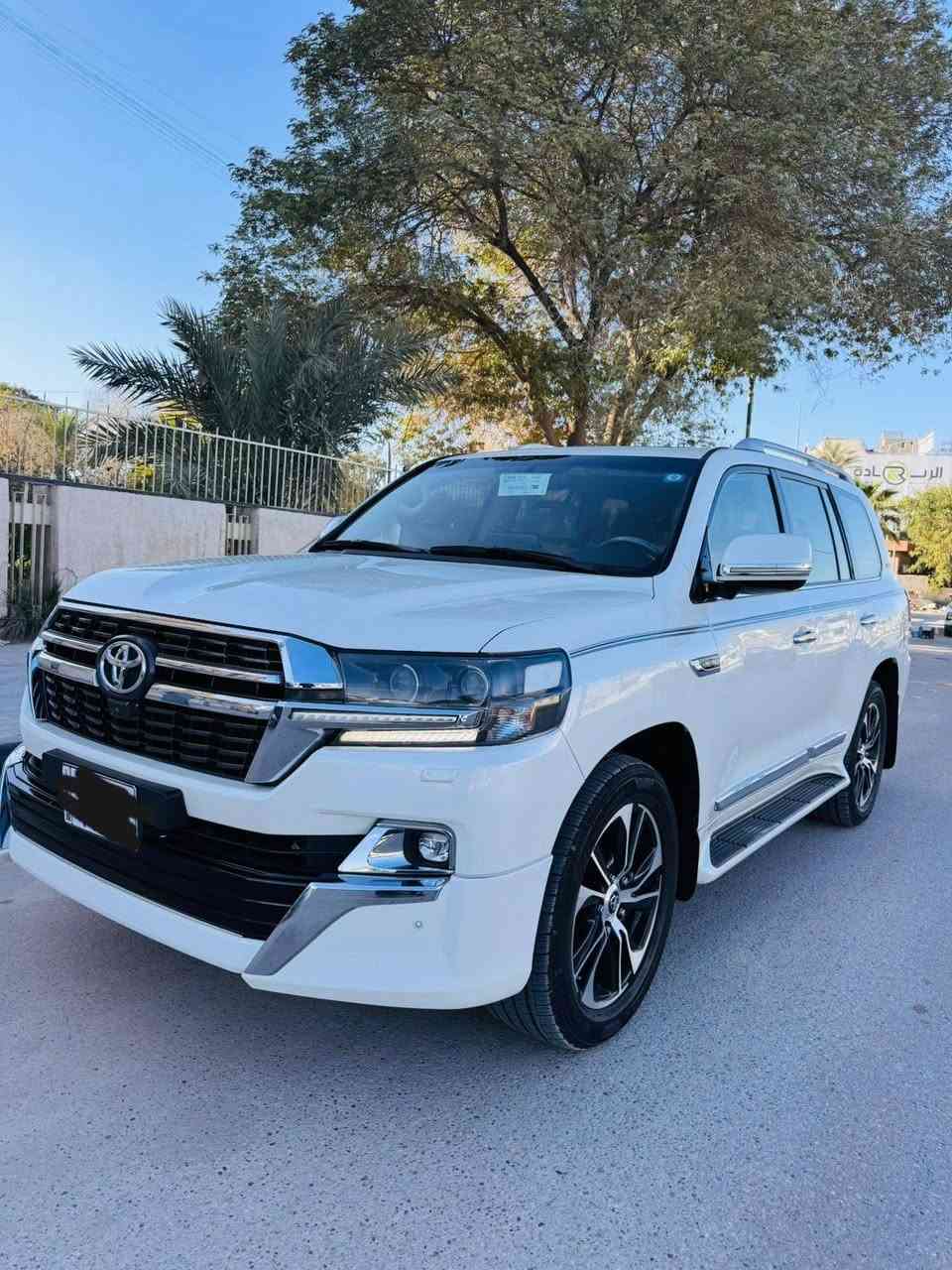 السلام عليكم للبيع لاندكروز موديل2021تكمه وسنويه ساز  باب الأول رقم بغداد الجديد دولي بسمي تحويل ثاني يوم. مكفول كفالة عامه. 
فول موصفات 1/1
بصمه تشغيل 
بصمه أبواب لمس 
تشغيل عن بعد 
فتحه سلايت
كشنات ثنين كهرباء 
كشنات جلد 
8ايرباك 
زراكات 
مري شفط 
شاشات خلفيه 
مطفايه حريق 
جنطه شفط 
سبعه راكب 
ثلاث قطع تبريد 
محرك 6 اسلندر 
حساس امامي 
حساس خلفي 
سبير منازل 
وباقي موصفات ساز معروفه 
ماشيه 63 الف حقيقي 
سعر (545)ورقه $وبيها مجال 
الاستفسار اتصل على الرقم *********** 
مكان بابل حله
