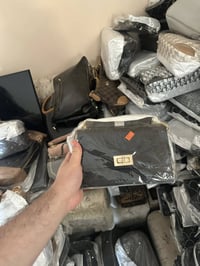 جنط نسائي ابيع جملة  اذا مفرد كمية عادية الكبار على ٧ الف الاصغار على ...