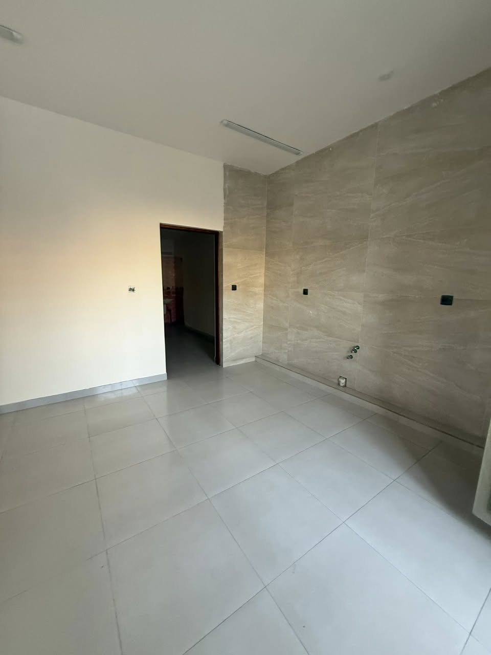 #للايجار___في___السيدية
وحده سكنية طابق اول زيرو معزوله عزل تام تحتوي على 

غرفتين نوم و صالة و مطبخ وخدمات

بدل الايجار 750 الف  

للاستفسار ***********
