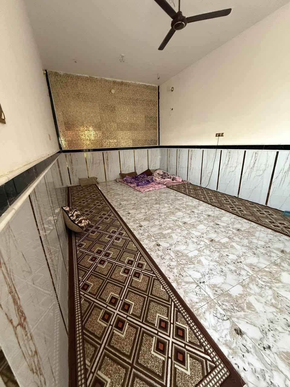 سلام عليكم بيت رقم معامله كامله قرار ٢٠  للبيع ركن على شارع ٢٠ مساحة ١٨٠ م المكان حي الامام الصادق حي الرفاق سابقأ شارع دفاع المدني بي ٣ سبالت +كاونتر تفصال +مقطوره وكيزر وماطور بلازمه وكامرات الاستفسار على هذا الرقم 
‪***********‬
