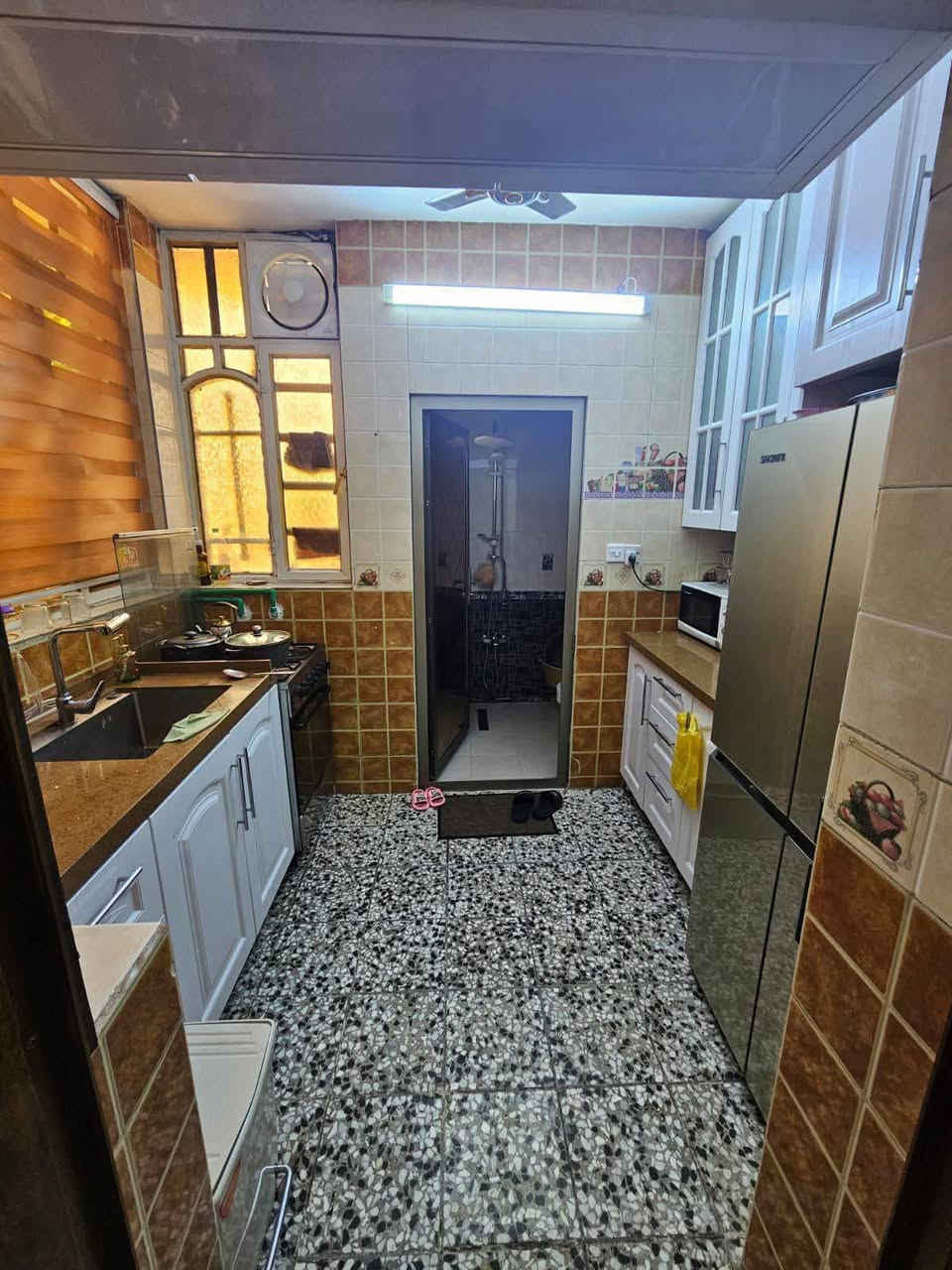 السلام عليكم 
دار للبيع المساحة 50 متر 
واجهة 4.5 
طابق ونص يحتوي على مطبخ وحمام وصالة 
والطابق الثاني غرفة نوم 
الموقع بغداد حي الأعلام 
قرب مدرسة التعاون 
سعر مناسب 
للاستفسار مراسلة الصفحة او الاتصال على التالي 
***********
