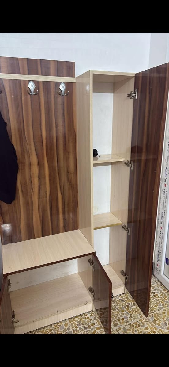 غرفة ماليزي للبيع متوفرة في الموصل مكونة من خمس قطع هاي صورها غرفة نظيفة وقوية وسعرها مناسب الشراي يتصل على هذا الرقم ***********
