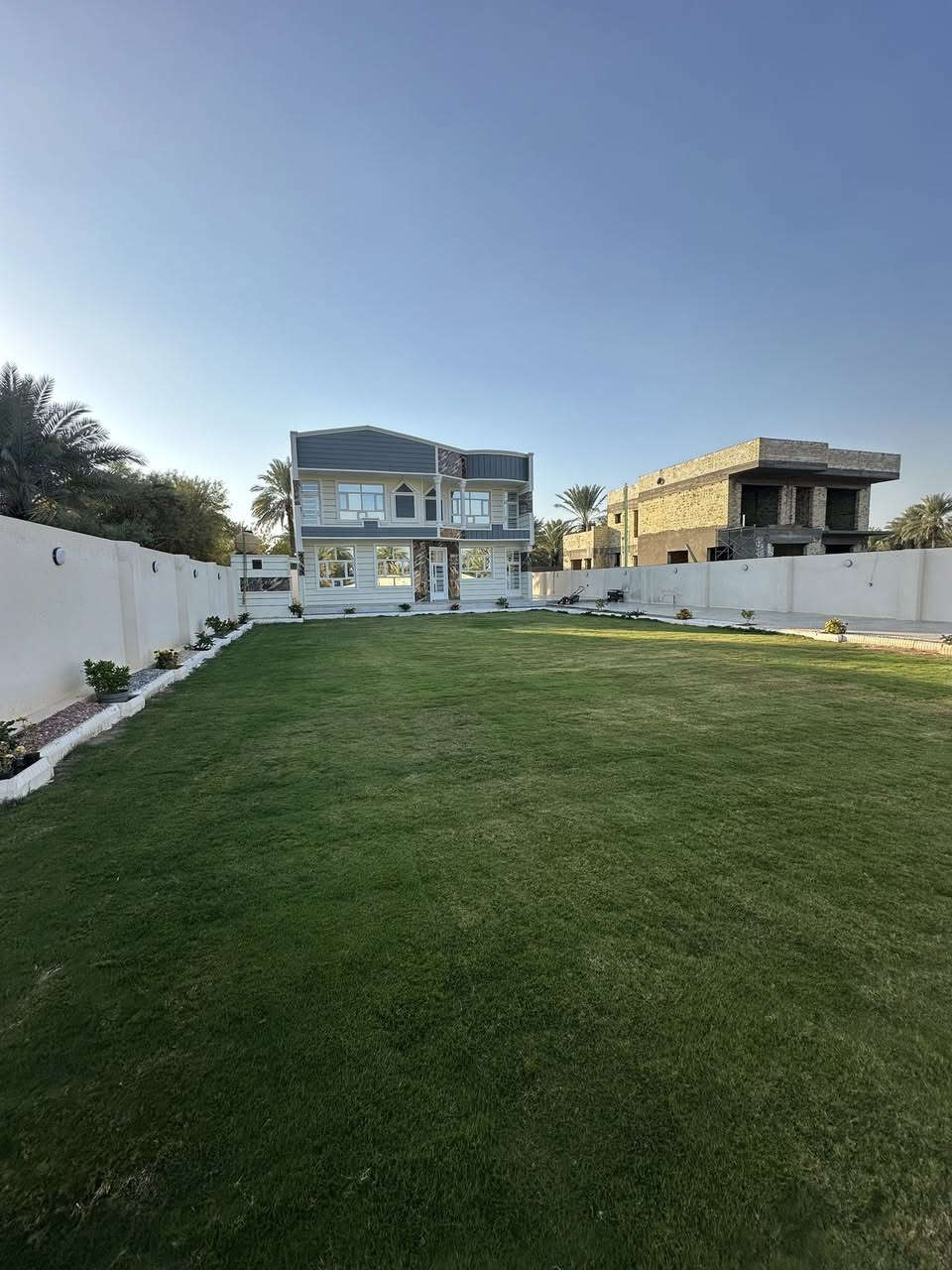 🏡 دار للبيع – الراشدية / شارع الفلل
📍 الموقع: على طريق السيلاوي قرب جامع الرقيب – موقع راقي جداً تكدر تجي من طريق الراشدية الرئيسي وتكدر من جزيرة بغداد على عين النفط 
وتكدر من الانتصار يعني موقعة راقي الة اكثر من طريقين 

📏 المساحة: 1000 م² – سند 25 باسم المالك
🔲 الواجهة: 20 م | النزال: 50 م
🏗️ بناء درجة أولى

المواصفات:
الطابق الأول: غرفة نوم + مطبخ + استقبال + صالة مدورة + خدمات
الطابق الثاني: 3 غرف نوم + حولي + خدمات + بالكون على طول البيت

حديقة خلفية مشجرة

🚗 شارع عرض 10 م (مبلط ب الكامل)
💧 ماء متوفر – ⚡ كهرباء متوفرة
🔒 دار مستقل
تحولي مباشر بأسم المشتري

☎️ للاستفسار:
***********
 (اتصال أو واتساب)
