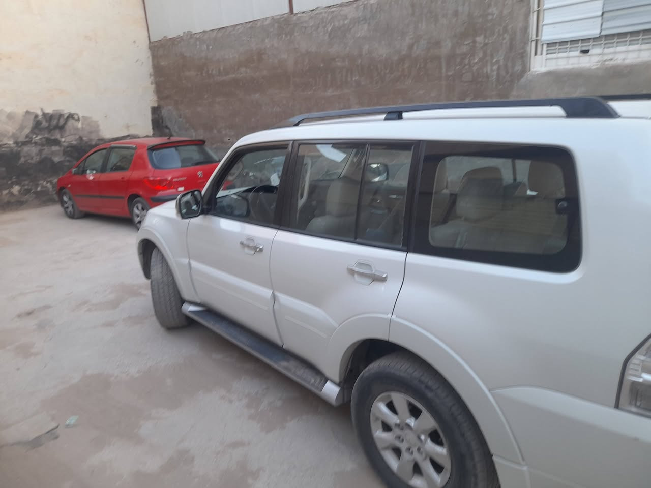السلام عليكم شباب باجيرو حبتور مديل ٢٠١٤ ماشية ٨٤ الف مكينة ٣ونص السيارة نضيفة جدا بس بيها اجاملغ اليمنية نص مصبوغ المرايات الجانبية شفط غرفة جلد على الاستفسار  
***********
