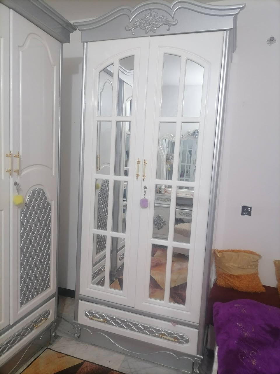 غرفة نوم للبيع
درجة أولى مستخدمة شهرين تصميم تركي صاج داخل خارج لون ابيض شذري 
السعر مليونين وربع 
تحتوي على 9 قطع 
بغداد 
***********
