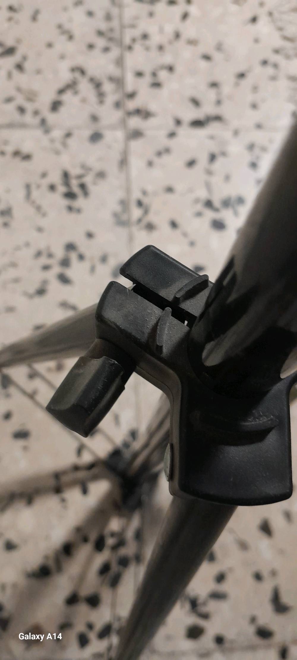 هذا ستاند حلقي ضوئي يحتوي على حامل ثلاثي القوائم قابل للتعديل مع ريموت للتحكم اللاسلكي. مثالي لتصوير الفيديوهات والأعمال الاحترافية مثل الماكياج والبث المباشر. الستاند مصنوع من مواد متينة ويقدم إضاءة متساوية لتجنب الظلال.