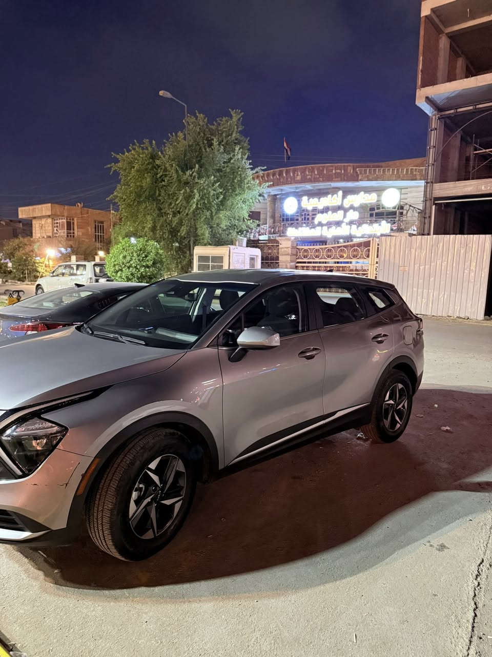 السلام عليكم 
كيا سبورتج 2023 رقم بغداد الجديد هايبرد وارد امريكي صور الحادث مرفقة  
المواصفات : 
شاشة ديجتال / 
كير ماوس / 
تدفئة كشنات / 
فور ويل / 
هاندبريك دكمة / 
قطعتين تبريد / 
مود درايف / 
/ LED امامي وخلفي 
اوتو هولد / 
مانع انحدار / 
مانع انزلاق / 
رادار امامي /
سياقة ذاتية/ 
محرك 1.6 توربو/
المسافة المقطوعة 43 الف ميل 
المكان بغداد الجديدة حي الخليج 
للتواصل والاستفسار :***********
***********
السعر 185 بيها مجال قليل
