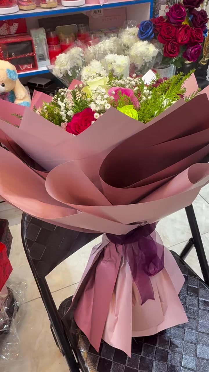 مرحبا 
يتوفر لدينا باقات ورد طبيعي
مع العلم سعر الوردة الوحدة 3 تالاف دينار فقط لفترة محدودة 

للطلب والتوصيل ***********
الاسكان شارع مستشفى الطفل مقابل محلات الجوهرة
