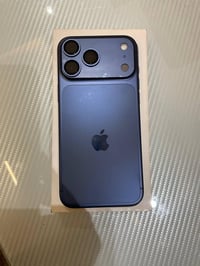 شباب ايفون ١٧ برو ماكس  بطارية ١٠٠ مشحون ١٠٠ ذاكره ٢٥٦ نسخة الايسم الش...