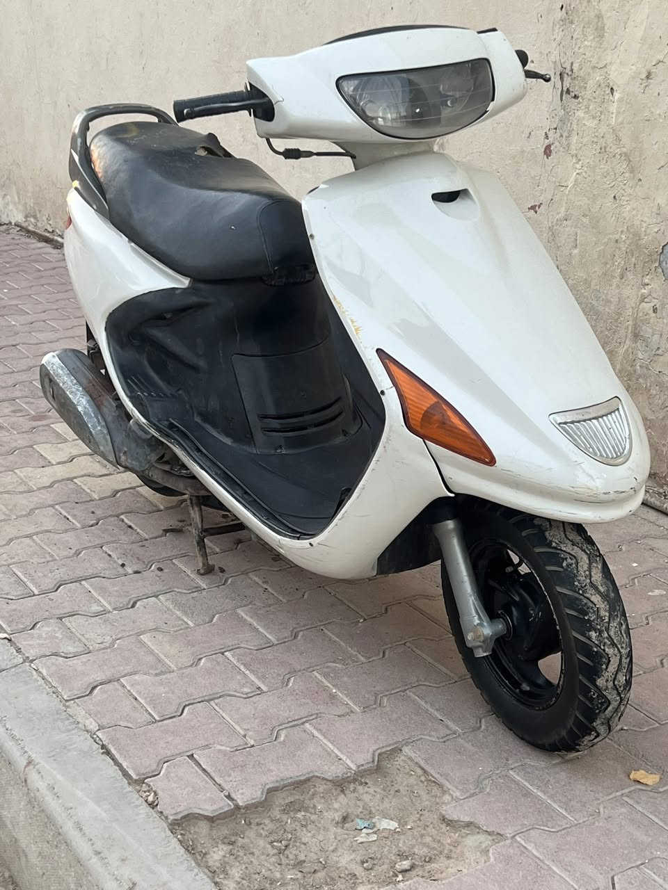 دراجه فراشه نثيه للبيع مامفتوحه ومكينه ناعمه باتري شغال لايت اشاير كلشي شغال هندر وسلف تشتغل بس شغله وحده بيها كابريته تعبانه ويرادلها تبديل مكاني الديوانيه حي الجمهوري /***********
