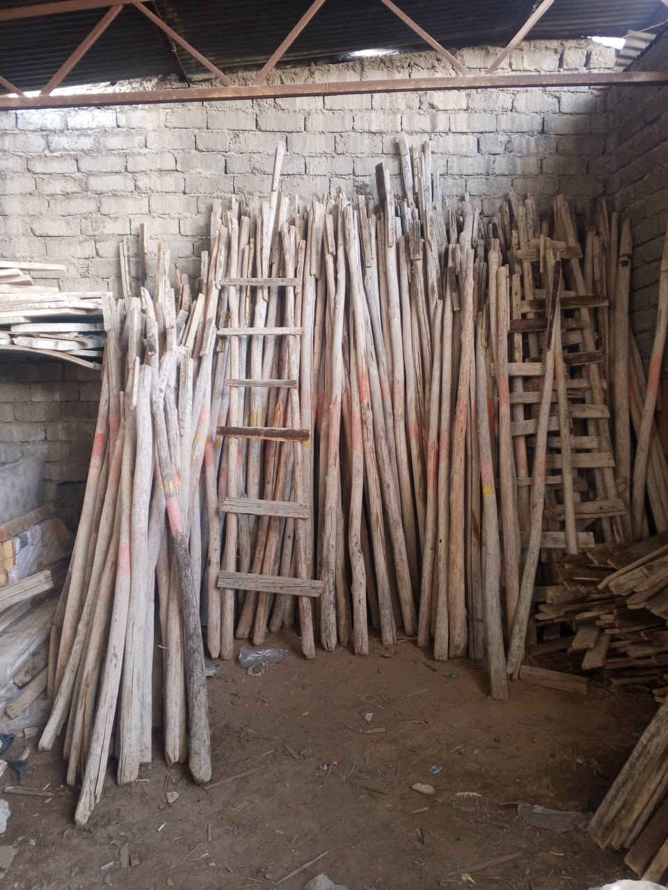 متوفر في الموصل الكرامة قرب المشاتل خلف مشتل الريحان 
لوح 4 متر مستعمل سعر المكعب 325 الف
لوح 3 متر سعر المكعب 350 الف
جسور 3متر مستعمل سعر المكعب 350
لوح مقاصير من1 الى2مترونص سعر المكعب 275 الف
جسور من 1 إلى 2 سعر المكعب 250
عصايب 50و60 و70 سعر المكعب 200 الف
درسك 330 زاخو سعر الزوج 6
فخخ سعر الزوج 4ونص 
***********
‏‪***********‬‏
