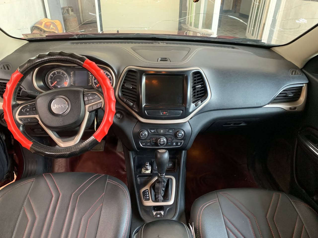 جيب شيروكي بزون 2015
جاهزه من كلشي
 تشغيل عن بعد
 تبريد شغال 
حداديه كامله 
محرك أربعه سلندر 2.4
شاشه كأمره 
و التشغيل بصمه 
وارد أمريكي بيهه 3 قطع 
رقمه بغداد 
بغداد المدائن ***********
السعر 130
