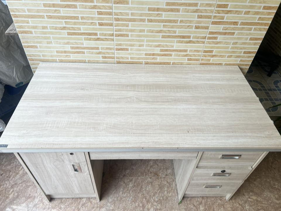 مێزو کورسی بۆ فرۆشتن ، قیاسی ١٤٠ بە ٧٠ و ١ مەتر بەرزی !  ***********
