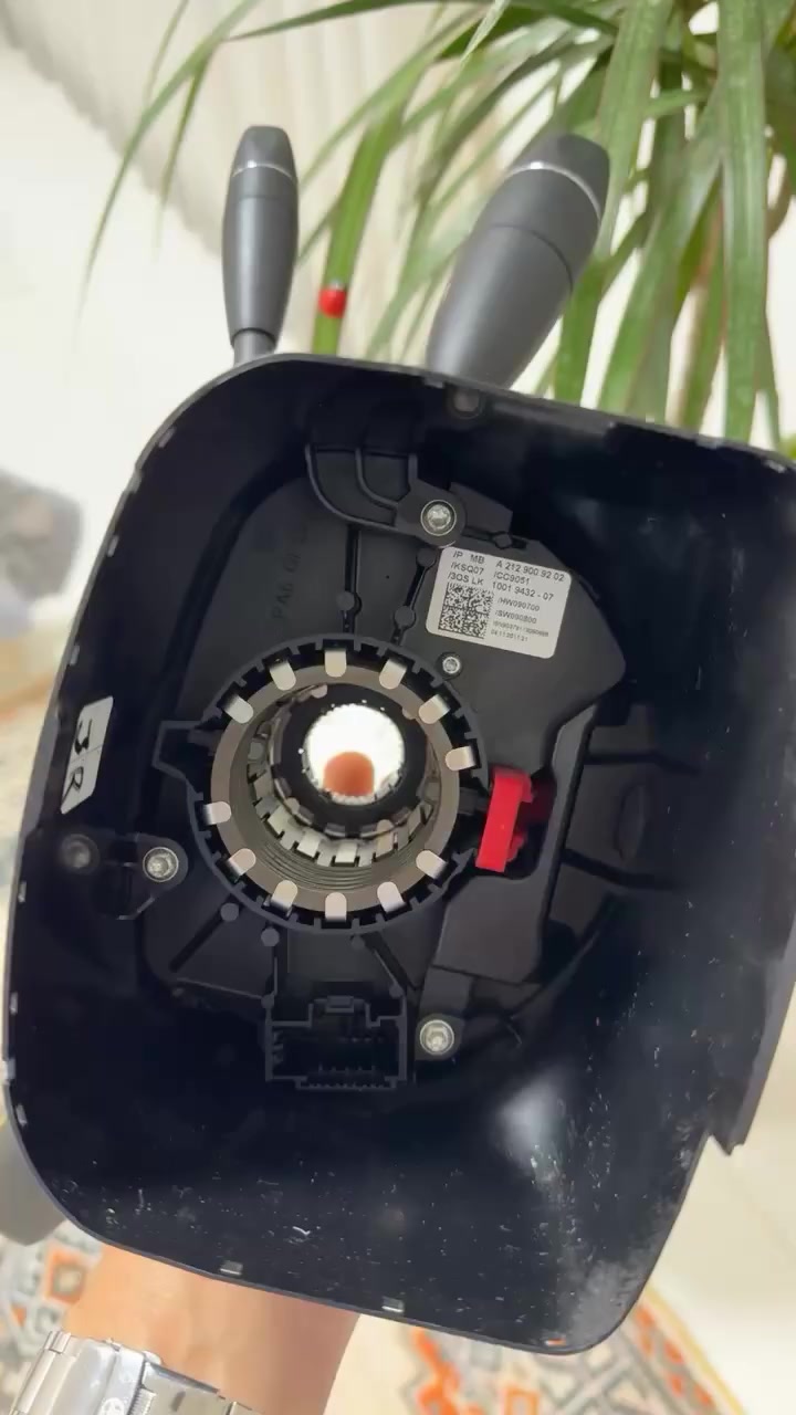 عصا استيرن مرسيدس (مجموعة مفاتيح) أصلية وكالة - نظافة 100%
تفاصيل القطعة:
• النوع: عتلة قيادة كاملة (Steering Column Switch Cluster).
• الأصل: أصلية وكالة (Mercedes-Benz Original).
• رقم القطعة (Part Number): A 212 900 92 02.
• الموديلات المتوافقة: ترهم للمرسيدس E-Class و CLS (موديلات 2012 إلى 2016) وبعض الفئات الأخرى.
• المواصفات: تحتوي على عتلة القير (Direct Select)، عتلة الإشارات والماسحات، عتلة مثبت السرعة (Cruise Control)، وعتلة تحكم كهربائي بوضعية المقود.
• الحالة: تفصيخ نظيف جداً، الجوينة (Clock Spring) سليمة ومفحوصة، بدون أي كسر أو عطل كهربائي.
للتواصل [***********]
