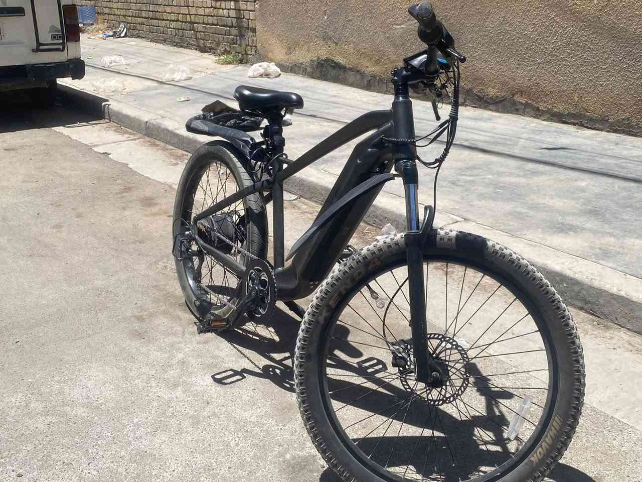 السلام عليكم

بايسكل كهربائي (E-Bike)
من براند RAPBIKE مصمم بشكل جبلي (هجين) 

محرك كهربائي 750 واط بطاريه ليثيوم 700 واط  مدمجه تنطي 48V 
-البطاريه يمكن قفلها بمفتاح وفتحها للشحن
شاحنة أصلية 
يحتوي على نضام مساعد للسرعه الدواسه ومستويات للسرعه ويحتوي على شاشه رقميهLCD (بيها ضربه فقط بل شاشه) تعرض السرعه والمسافه المقطوعه ومستوى شحن البطاريه منضومه 

ناقل حركة 7 سرعات 

البريكات دسك 
اليدات هايدروليك

دبلات قابلة للقفل

البايكسل ماشي 350 ميل فقط
 اللون اسود نفطي لامع
نضافة 90٪

السعر 750 الف
مكاني بغداد

للتواصل 
اتصال ***********

 واتساب ***********
