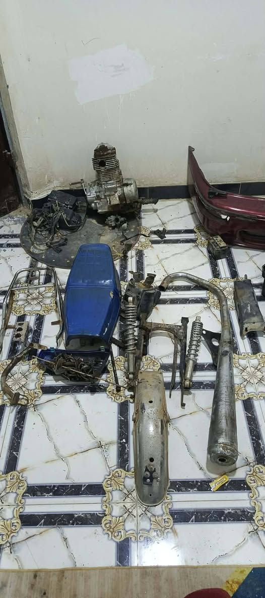 السلام عليكم غراض دراجه
مكينه 19 شغاله 
جاملغات 
ويل امامي كامل صدر كامل
صالنصه 
كشن
 ماصده 
لايت
دبلات 
ماشه كلهن شعل شغالات عوزهن بس غسل 
مكاني كوت حي الحكيم ***********
