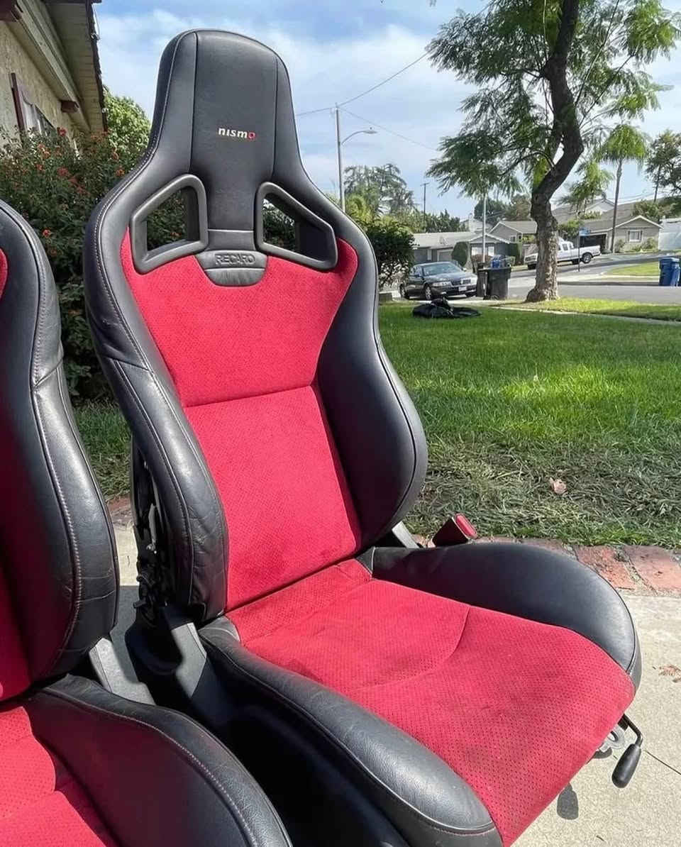 For sale i have my Authentic OEM 370z Nismo Recaro seats

Can fit your car with the right brackets 
Only have 1 seat adjuster but can be used for both seats 
Asking price$600


**إذا كنت صاحب هذا الإعلان وتريد حذفه لأي سبب، رجاءا أرسل رسالة إلى الدعم الفني**