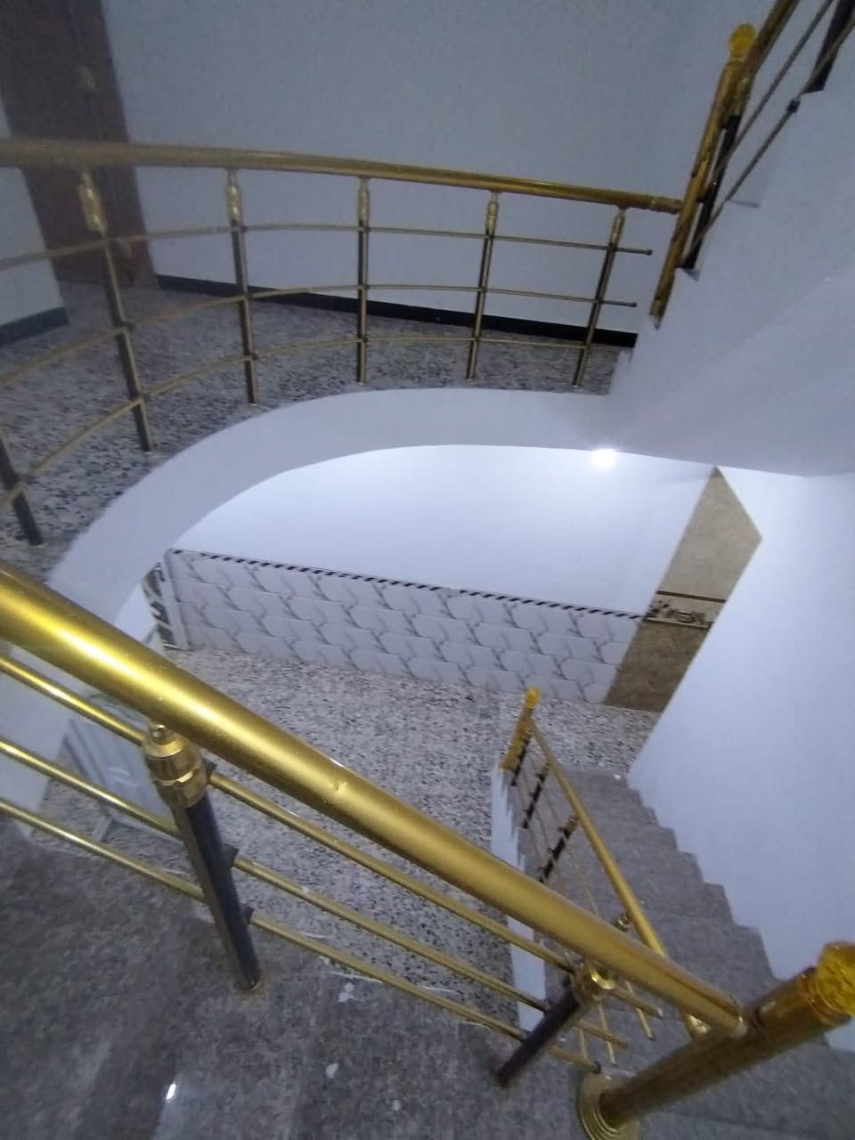 مشتمل للبيع
السعر /150 مليون
العنوان / الخاجيه منطقه ال 8000
يبعد عن شارع 40 الرئيسي 70 متر
المساحه /5*20
الطابق الاول /استقبال+ مطبخ+ هول+غرفه نوم
 الطابق الثاني / 2 غرف نوم + هول + مطبخ

للاستفسار
                      مكتب تبارك الرحمن للعقار
هاتف /***********
