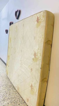 دوشك نفرين للبيع دوشك اسفنج عالي شبر تقريباً السعر ٤٠ الف فقط   المكان...