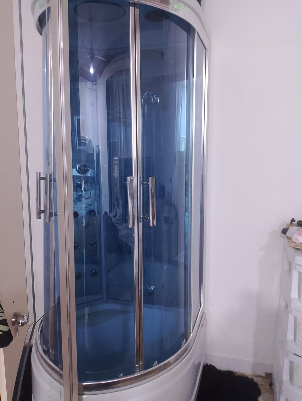 للبيع حمام تركي قياس ٩٠*٩٠ شغال ما بي شي موسيقى شغاله و٣ انواع دوش جانبي ومن الاعلى ومتحرك السعر ٥٠٠ وبي مجال تواصل ماسنجر او واتساب واتصال على الرقم التالي ***********
