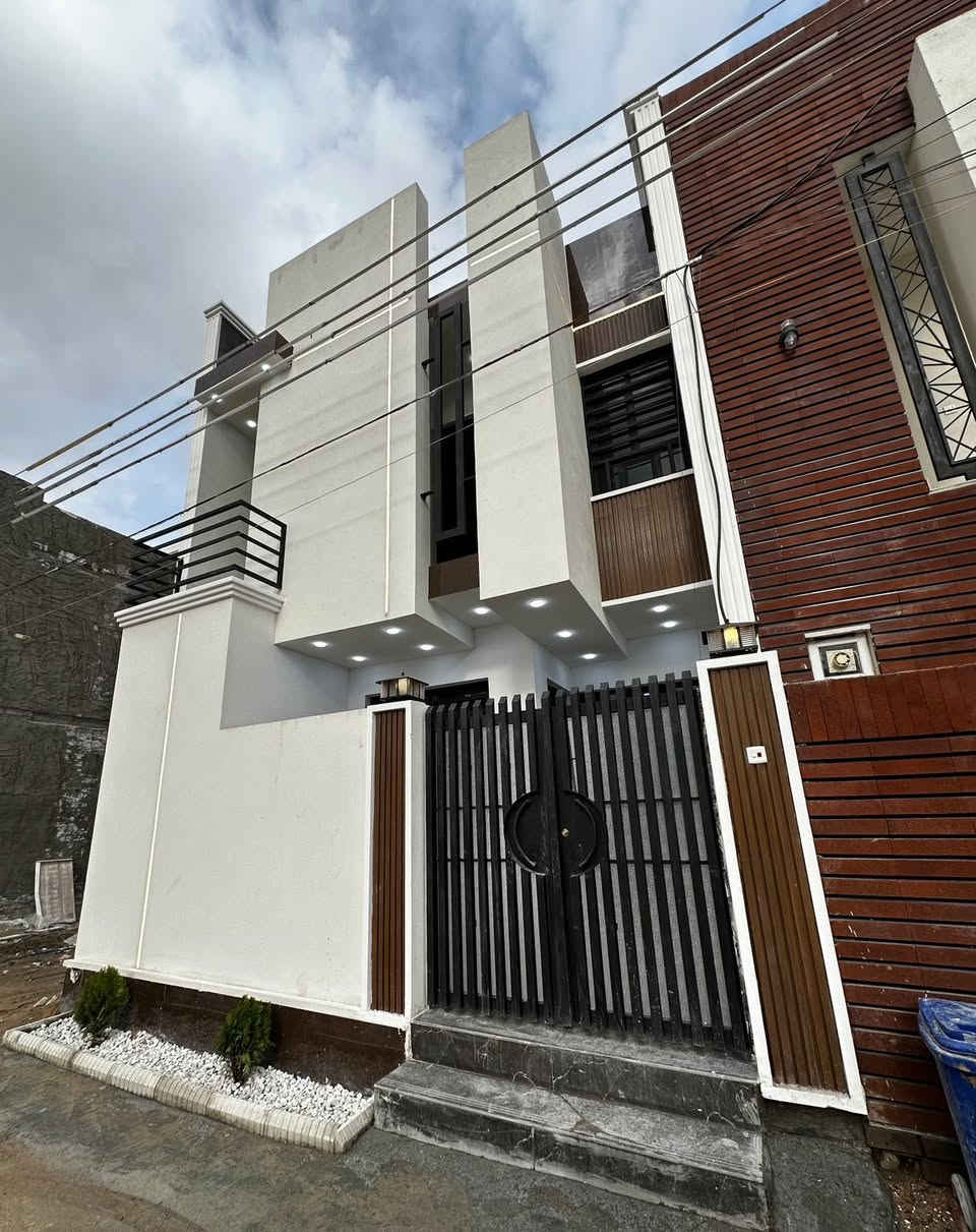 بيت للبيع مجمع الحليم مساحه100متر طابقين شغل درجه اولى  بناء حديث. تسليم مباشر
السعر 155 مليون
***********
