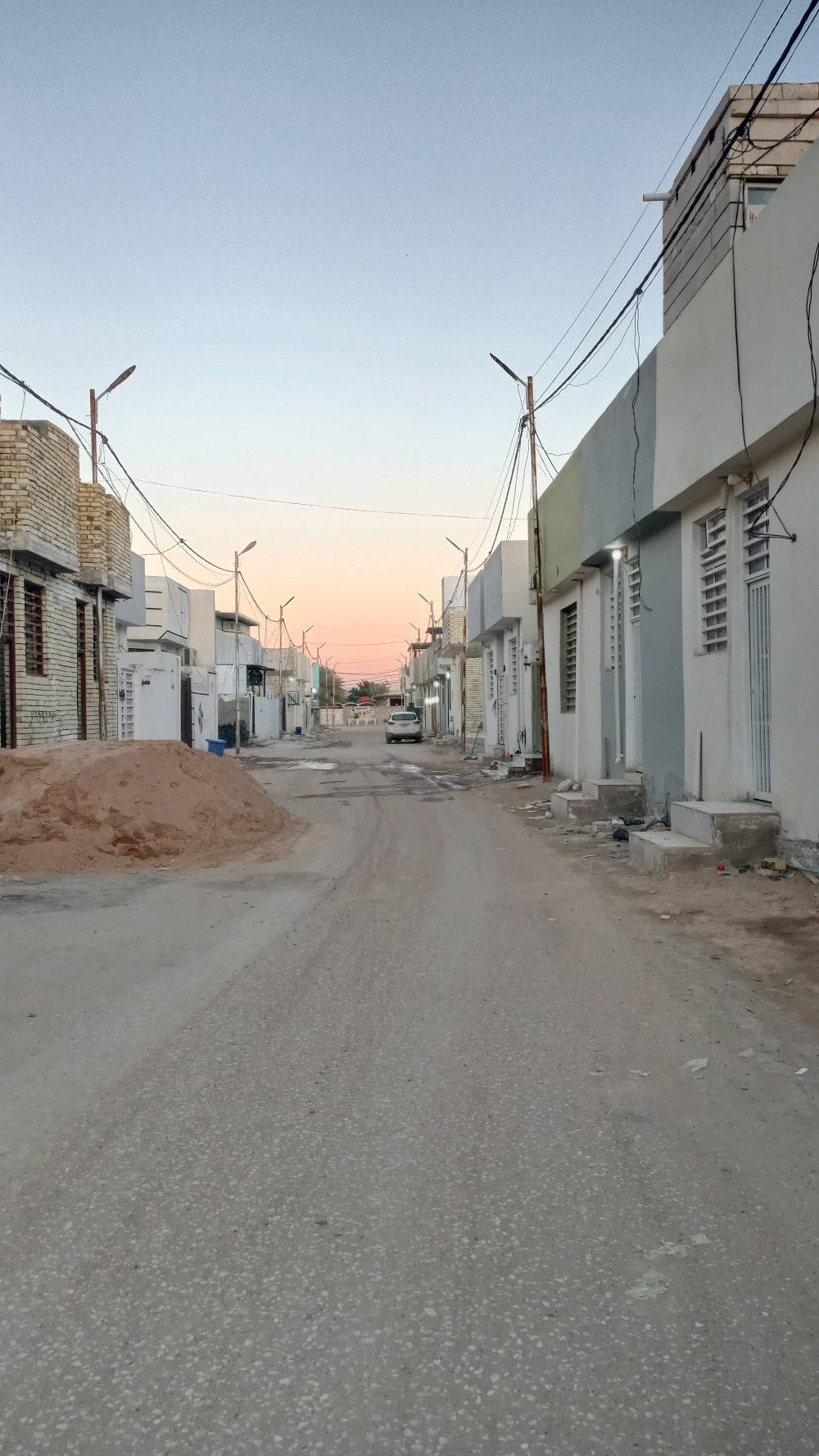 بيت للبيع المساحة ٥٠ متر متكون من غرفة وصاله ومطبخ شغل درجة اولى صب كونكريت مركزي طابوق جمهوري البيت كلة تسعة انج سيراميك ايراني درجة اولى بيت متكامل مابي اي نقص موقعة بل شارع الي مقابل الجسر الي يعبر من شارع كربلاء إلى شارع الصب الي يروح للمطار خلف اسواق تلعفر من الشارع العام لحد باب البيت تبليط وبلاجكتورات السعر    ٢٥.٥٠٠ خمسة وعشرين ونص وبي مجال هاتف *********** نجف علما العقار مشمول بقرار التطويب سند ٢٥ ويوجد سوق وكل ماتحتاجه العائة
