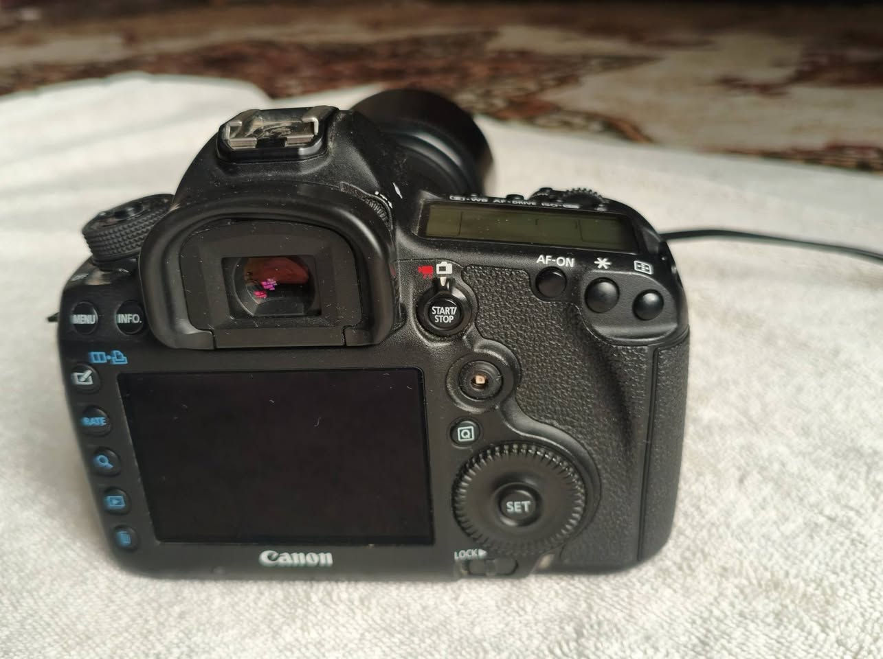 كامرا كانون فايف دي مارك 3 كامرا راقيه وحلوه كلش غنيه عن التعريف   مع زوم 70/300 شركه سكما وبطاريه وشاحنه ودرع حمايه بسعر مليون وبيها مجال  لتواصل،👇🏻***********
