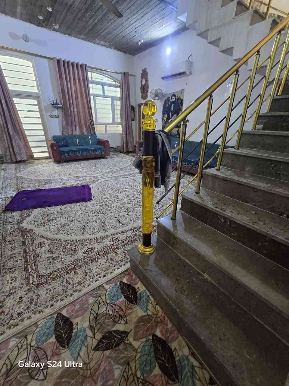 بيت لبيع بشارع المطار القديم مقابيل مدرست انوار السجاد المساحه ٣٠٠متر مربع ركن يحتوي على غرف ٤ وصالات٢ ومطبخ وستقبال ومجمع صحيات عدد٤ وطارمه وحديقه السعر ١٣٠ وبي مجال للستفسار *********** مكتب بركات ام البنين قرب اسواق فدك البناء كونكريت مسلح طابوك
