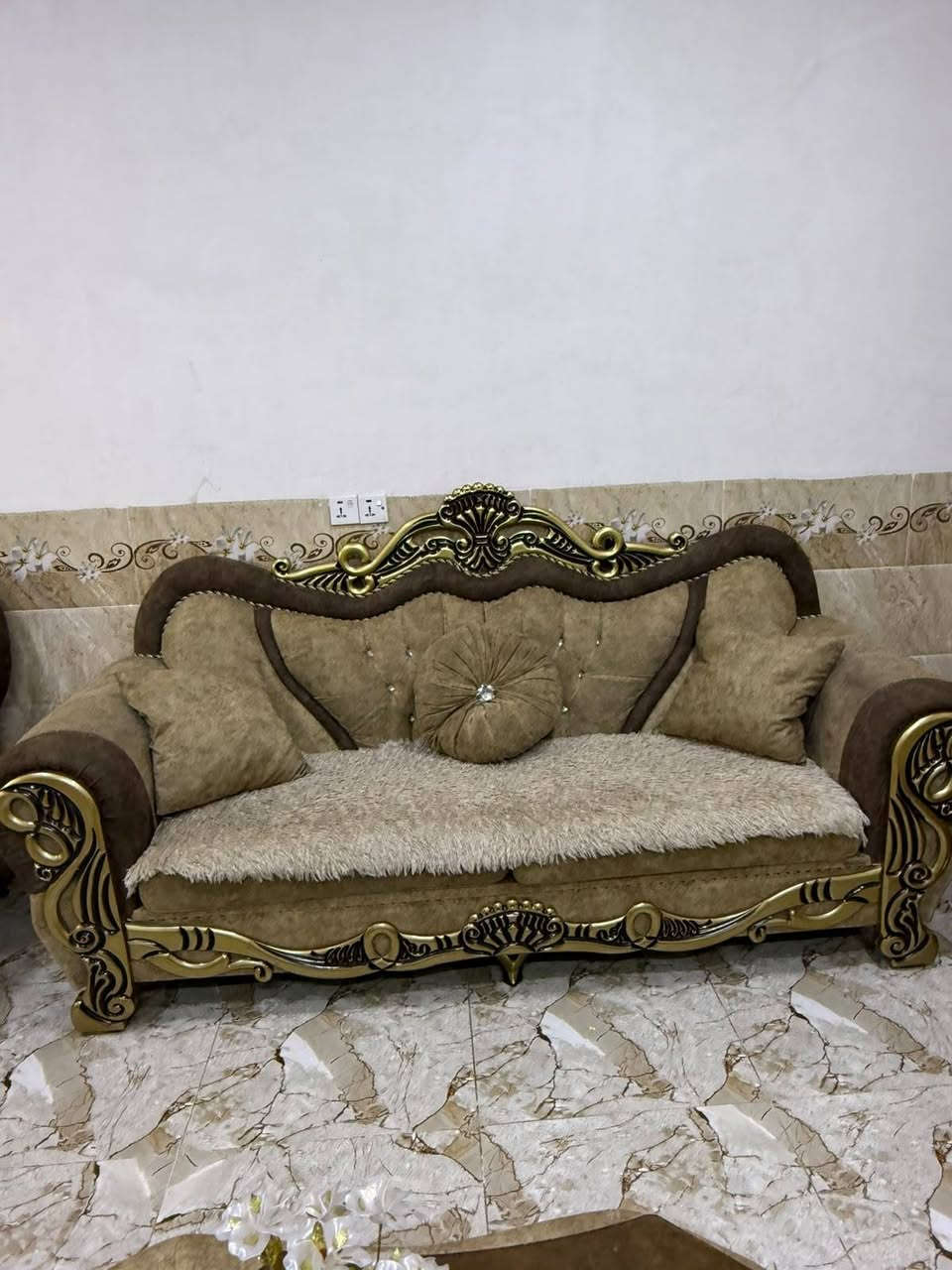قنفات ملكيه للبيع
عدد القطع 
4 كراسي ملكي
2 قنفات ملكي
طبله وسطيه
السعر: 350 الف
للاستفسار الاتصال علئ الرقم 
***********
واتساب او اتصال علئ الرقم
تعاليق ما ارد فقط الشراي يتصل
