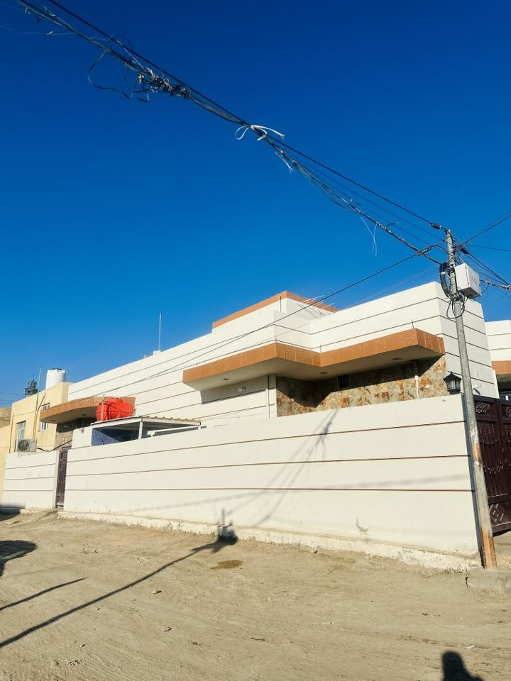 السلام عليكم يتوفر بيت مساحه 240 بيت ومشتمل البيت الاو ل يتكون من مطبخ صاله واستقبال غرف نوم عدد 2 وحده جوه وثاينه فوك وحمام وحده ومنور وصحيات عدد ثنين داخلي وخارجي ول مشتمل يتكون غرفه نوم مطبخ استقبال وحمام وصحيات داخلي وخارجي يعني  يفيد ل عائله جبيره يتكون من بيت ومشتمل نفس ما كلت سابقا طابو صرف باسمي تحويل مباشر 
موقع ل بيت قرب شارع ل كرينات شارع ٦٠ ل عام ومدخل ثاني له من شارع مكاتب رئيسي 
البيت موقعه ركن شارع مالته عرضه ١٥ متر ومصور كذالك 
بناء حديث وكآمل عل اخير توفر يمه كامل خدمات من كل شي 
للاستفسار 
***********
