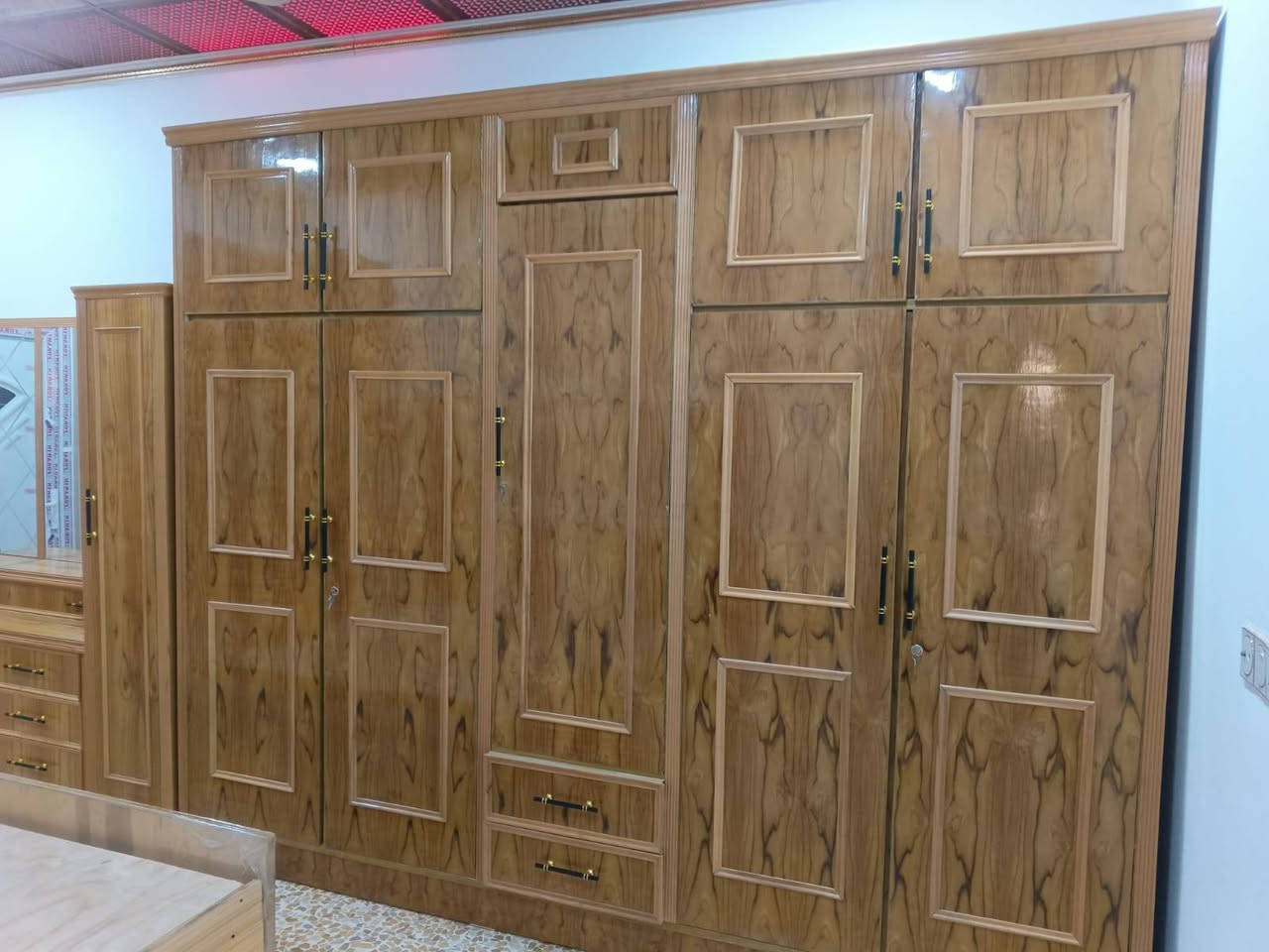 #قسط_غرفتك_براحتك
✔️ ويانا مدة التقسيط سنة و نص بدون مقدمة 
✔️ لحاملي ماستر كارد الرافدين من الموظفين و المنتسبين و المتقاعدين
✔️ يوجد فصال حسب الطلب
✔️ يمكنكم استبدال غرفكم القديمة بغرفة جديدة وتقسيط الفرق
✔️ غرف نوم باحدث الموديلات من خشب الصاج
📌العنوان : الموصل / الجانب الأيمن / الصناعة القديمة / اليابسات مقابيل ميزان البيادر 
📱اسياسيل : *********** (يوجد واتساب)
📱 كورك : *********** (يوجد واتساب
